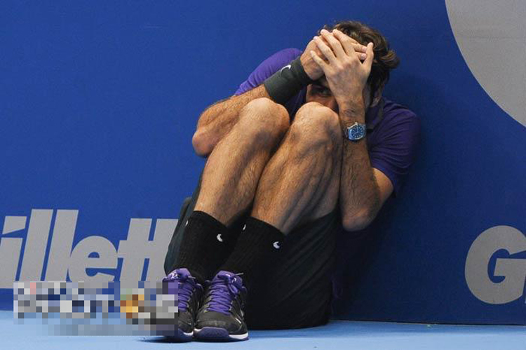 Federer sợ hãi khi cậu bé nhặt bóng đang sử dụng cây vợt Wilson của anh để đánh bóng. Không hiểu Tàu tốc hành sợ hỏng vợt hay sợ bóng bay vào mặt?
